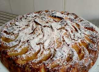 Το τελικό αποτέλεσμα της Μηλόπιτας με Γιαούρτι πασπαλισμένο με ζάχαρη άχνη