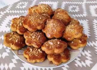 Δίσκος με χρυσαφένια κουλουράκια με μέλι, πασπαλισμένα με θρυμματισμένους ξηρούς καρπούς