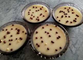 Παραδοσιακή λευκή κρέμα σιμιγδάλι σε μπολάκια πασπαλισμένη με μπόλικη κανέλα και μπιλάκια σοκολάτας