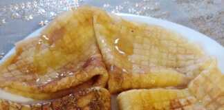 Ένα πιάτο με ζεστές, διπλωμένες κρέπες, περιχυμένες με χρυσό μέλι