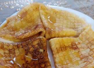 Ένα πιάτο με ζεστές, διπλωμένες κρέπες, περιχυμένες με χρυσό μέλι