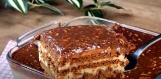 Μπισκοτογλυκό με Σοκολάτα, κομμένο σε τετράγωνα κομμάτια.