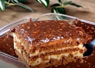 Μπισκοτογλυκό με Σοκολάτα, κομμένο σε τετράγωνα κομμάτια.