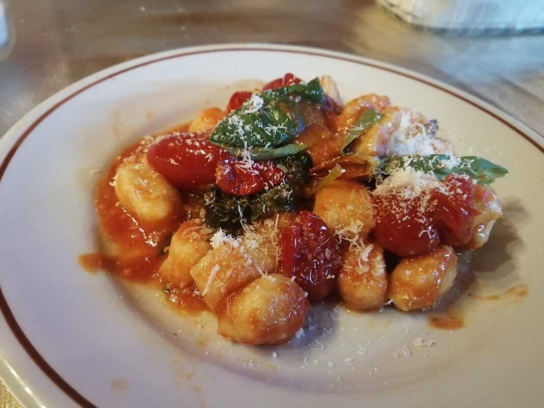 Νιόκι πατάτας με ντομάτα και φρέσκο βασιλικό