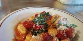 Νιόκι πατάτας με ντομάτα και φρέσκο βασιλικό