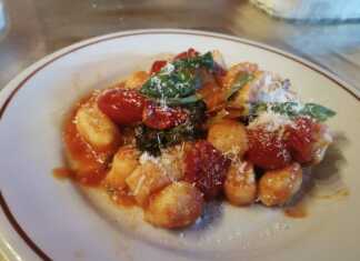 Νιόκι πατάτας με ντομάτα και φρέσκο βασιλικό