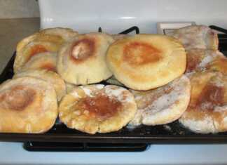 Μια αυθεντική συνταγή για σπιτικές πίτες ψωμιού από παλιό τετράδιο. Μάθετε πώς να φτιάχνετε αφράτες πίτες με τσέπη στον φούρνο, ιδανικές για γέμιση ή ντιπ