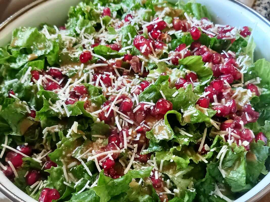 salataMarouli Μαρουλοσαλάτα με ρόδι και παρμεζάνα