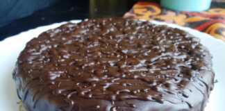 Σοκολατένιο κέικ με μπισκότα, γαρνιρισμένο με λιωμένη σοκολάτα, σερβιρισμένο σε κομμάτι.