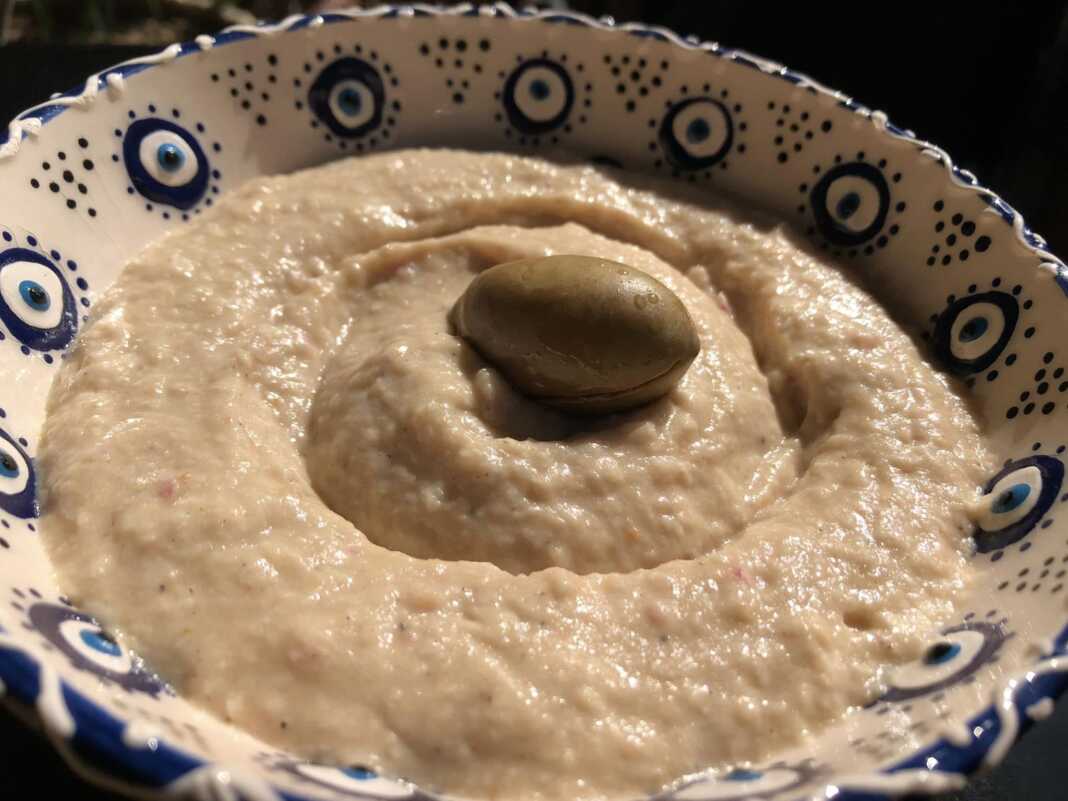 Ταραμοσαλάτα με λαγάνα .