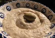 Ταραμοσαλάτα με λαγάνα .