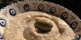 Ταραμοσαλάτα με λαγάνα .