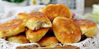 Ένα καλαθι γεμάτο χρυσαφένια, τηγανητά τυροπιτάκια με φρέσκα κρεμμυδάκια, μερικά κομμένα στη μέση για να φαίνεται η γέμιση.