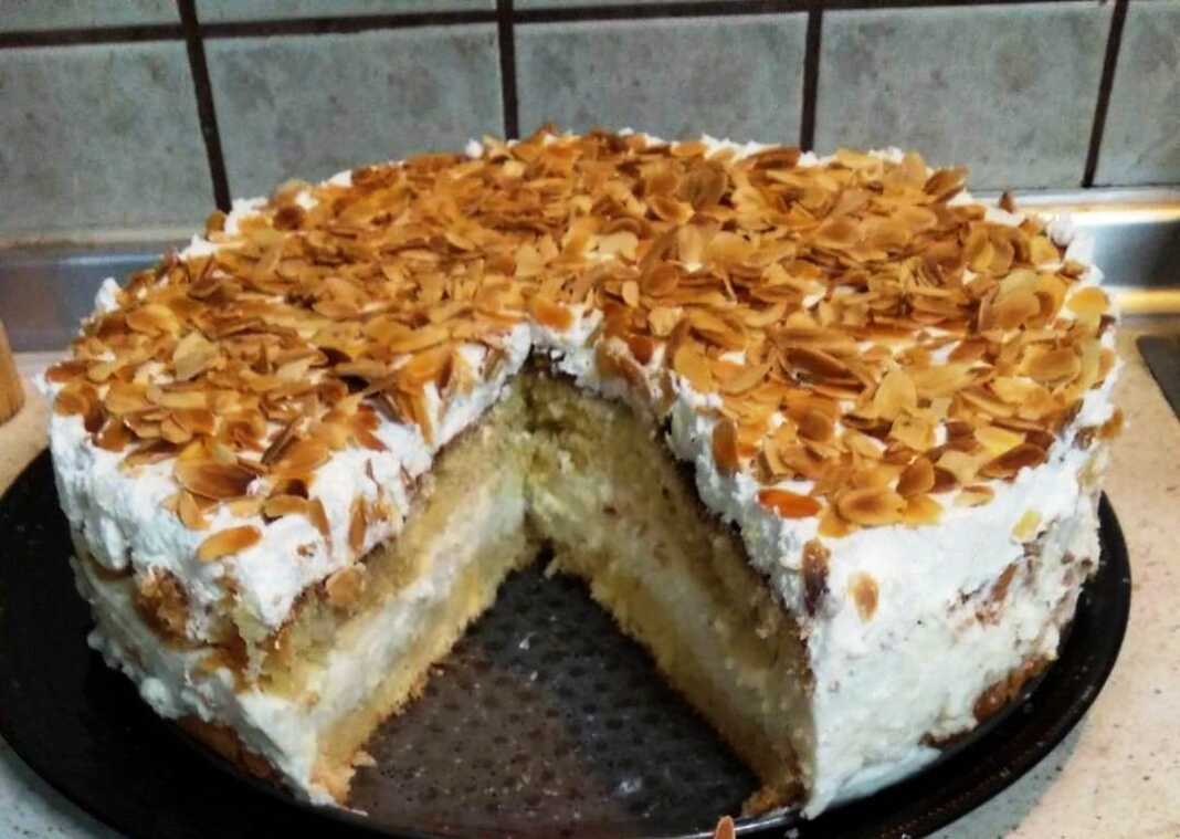 Εντυπωσιακή τούρτα αμυγδάλου διακοσμημένη με γκαρνί και καβουρδισμένο αμύγδαλο φιλέ.