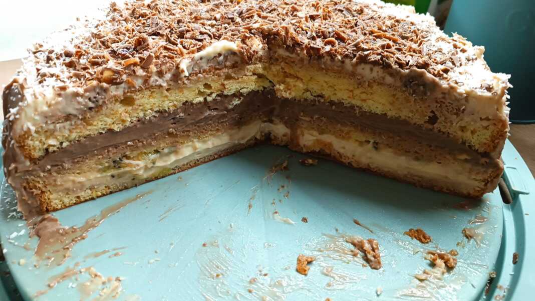 tortaKremaSokolata Τούρτα με παντεσπανι και κρέμα Chantilly