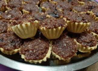 Σπιτικά μπισκότα "καρύδι" γεμισμένα με μαρμελάδα και καρύδια.