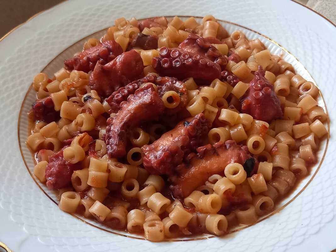 Χταπόδι  κοκκινιστό με μακαρονάκι κοφτάκι