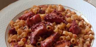 Χταπόδι  κοκκινιστό με μακαρονάκι κοφτάκι