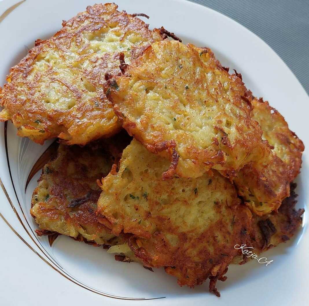 Χρυσαφένιες τηγανίτες πατάτας σε ένα πιάτο, έτοιμες για σερβίρισμα.