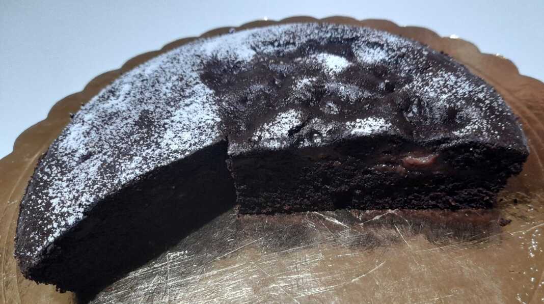 Σοκολατένιο κέικ με καρδιά σοκολάτας