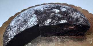 Σοκολατένιο κέικ με καρδιά σοκολάτας