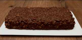 Ένα κομμάτι τριμμένης μελιτζάνας γεμιστής με ζαμπόν και τυρί σε ένα πιάτο.