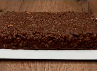 Ένα κομμάτι τριμμένης μελιτζάνας γεμιστής με ζαμπόν και τυρί σε ένα πιάτο.