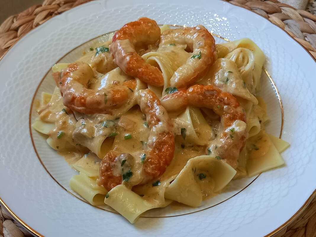 Πιάτο με Παπαρδέλες με Γαρίδες και Σάλτσα Alfredo, γαρνιρισμένο με μαϊντανό και πιπέρι.