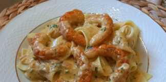 Πιάτο με Παπαρδέλες με Γαρίδες και Σάλτσα Alfredo, γαρνιρισμένο με μαϊντανό και πιπέρι.