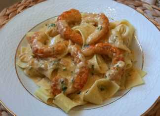 Πιάτο με Παπαρδέλες με Γαρίδες και Σάλτσα Alfredo, γαρνιρισμένο με μαϊντανό και πιπέρι.