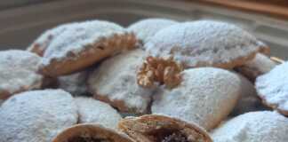 Τα Νηστίσιμα Σκαλτσούνια σε ταψί, πασπαλισμένα με άχνη ζάχαρη.