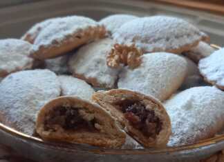 Τα Νηστίσιμα Σκαλτσούνια σε ταψί, πασπαλισμένα με άχνη ζάχαρη.