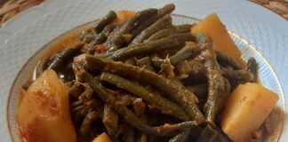 Ένα πιάτο με αχνιστά Αμπελοφάσουλα Κοκκινιστά, έτοιμα για σερβίρισμα με φέτα και ψωμί