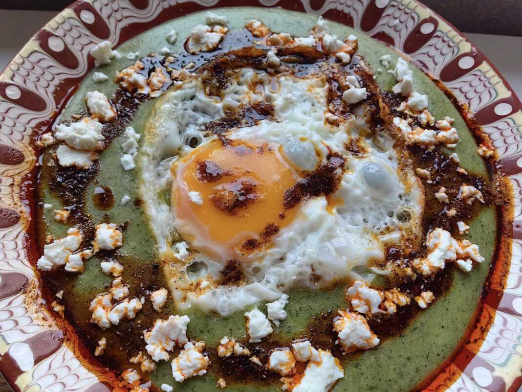 Αυγά ποσε στο τηγάνι με λάδι πάπρικας και φέτα