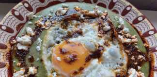 Αυγά ποσε στο τηγάνι με λάδι πάπρικας και φέτα