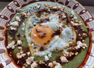 Αυγά ποσε στο τηγάνι με λάδι πάπρικας και φέτα