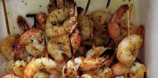 Γαρίδες σουβλάκια μαριναρισμένες σε λαδορίγανη