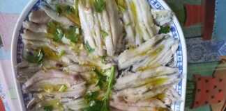 Φρέσκος γαύρος μαρινάτος, σερβιρισμένος σε πιατέλα με μαϊντανό και πιπεριά