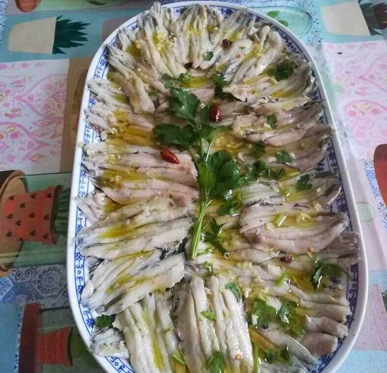 gaurosMarinatos Φρέσκος γαύρος μαρινάτος, σερβιρισμένος σε πιατέλα με μαϊντανό και πιπεριά