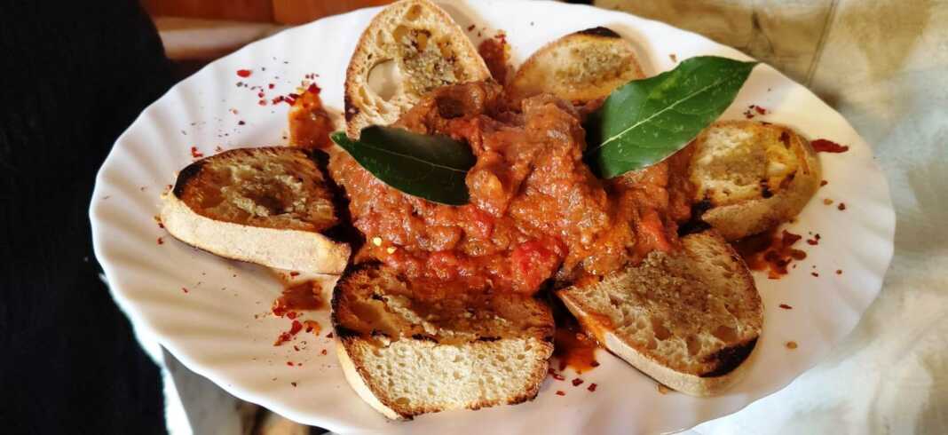 Μοσχαράκι "γκούλας" με ψημένο ψωμί