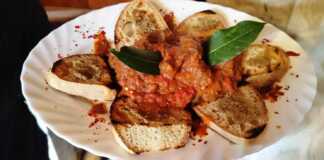 Μοσχαράκι "γκούλας" με ψημένο ψωμί