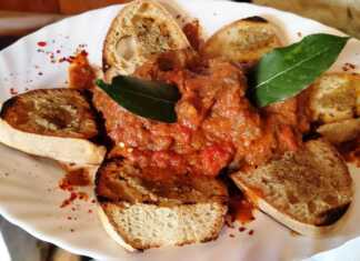 Μοσχαράκι "γκούλας" με ψημένο ψωμί