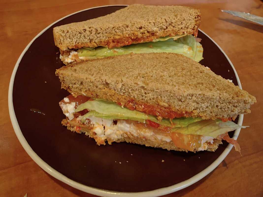 Κρύο σάντουιτς με ψωμί ολικής αλέσεως