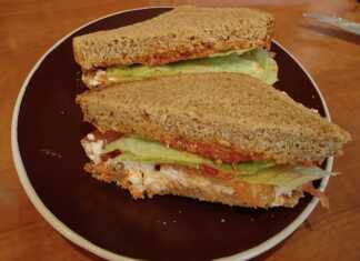 Κρύο σάντουιτς με ψωμί ολικής αλέσεως