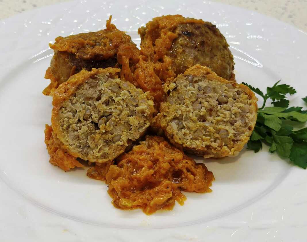 Κεφτεδάκια με φαγόπυρο σε σάλτσα ντομάτα και κρέμα γάλακτος Τα κεφτεδάκια είναι ένα πολύ δημοφιλές πιάτο στο οικογενειακό μενού. Τις περισσότερες φορές, τα κεφτεδάκια φτιάχνονται με ρύζι, αλλά δεν είναι λιγότερο νόστιμα με πλιγούρι φαγόπυρου! Τα κεφτεδάκια με φαγόπυρο είναι πολύ τρυφερά, εξίσου νόστιμα, με σχεδόν οποιαδήποτε σάλτσα.  Υλικά 800 γρ κιλά κιμάς 150 γρ πλιγούρι φαγόπυρου 1 αυγό 150 γραμμάρια κρεμμύδι 2-3 σκελίδες σκόρδο (10 γρ.) 2 κσ λιωμένο βούτυρο 2 κσ σπιτική μαγιονέζα αλάτι αλεσμένο μαύρο πιπέρι για γεύση αλεύρι φυτικό λάδι Σάλτσα: 150-200 γρ. καρότο 150-170 γρ. κρεμμύδι 2 σκελίδες σκόρδο 250 γρ. σάλτσα ντομάτας 150 γρ. κρέμα γάλακτος 100 ml. νερό 1 κουτ ζάχαρη αλάτι για γεύση αλεσμένο πιπέρι για γεύση αποξηραμένα βότανα 1 δάφνη φυτικό λάδι Εκτέλεση Πλένουμε και βράζουμε τα πλιγούρια φαγόπυρου σε αλατισμένο νερό μέχρι να μισοβράσει. Στραγγιξτε σε ένα σουρωτήρι. Ριξτε το κιμά, το κρεμμύδι, το σκόρδο λιωμένο. Προσθέστε βρασμένο φαγόπυρο, βούτυρο, σπιτική μαγιονέζα, αυγό, αλάτι, πιπέρι. Ανακατεύουμε τα πάντα και ζυμώνουμε καλά για 5-7 λεπτά. Βρέχουμε τα χέρια μας σε νερό και σχηματίζουμε κεφτεδάκια (έχω 70 γρ. το καθένα). Ρίχνουμε λάδι στο τηγάνι, το ζεσταίνουμε καλά. Πανάρουμε καλά τους κεφτέδες σε αλεύρι, τους δίνουμε όμορφο στρογγυλό σχήμα και τους βάζουμε στο ταψί. Τηγανίζουμε και από τις δύο πλευρές μέχρι να ροδίσουν. Το βάζουμε σε ένα τηγάνι με χοντρό πάτο Ετοιμάζουμε τη σάλτσα. Καθαρίστε τα λαχανικά. Ψιλοκόβουμε το κρεμμύδι, τρίβουμε τα καρότα στον ψιλο τρίφτη (μου αρέσουν πολλά καρότα), ψιλοκόβουμε το σκόρδο. Ρίχνουμε τα ψιλοκομμένα λαχανικά σε ένα ζεστό τηγάνι με λάδι και τα τηγανίζουμε μέχρι να ροδίσουν. Ανακατεύουμε τη σάλτσα, την κρέμα γάλακτος, το νερό και περιχύνουμε τα λαχανικά Προσθέστε μπαχαρικά, προσαρμόστε τα στη γεύση σας. Αφήνουμε να πάρει μια βράση και περιχύνουμε τους κεφτέδες, σκεπάζουμε με ένα καπάκι και αφού βράσουν, σιγοβράζουμε σε χαμηλή φωτιά για 25-30 λεπτά. Η συνταγή είναι προσαρμοσμένη στα γούστα της οικογένειάς μου!!! Νόστιμο!