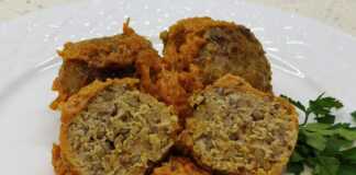 Κεφτεδάκια με φαγόπυρο σε σάλτσα ντομάτα και κρέμα γάλακτος Τα κεφτεδάκια είναι ένα πολύ δημοφιλές πιάτο στο οικογενειακό μενού. Τις περισσότερες φορές, τα κεφτεδάκια φτιάχνονται με ρύζι, αλλά δεν είναι λιγότερο νόστιμα με πλιγούρι φαγόπυρου! Τα κεφτεδάκια με φαγόπυρο είναι πολύ τρυφερά, εξίσου νόστιμα, με σχεδόν οποιαδήποτε σάλτσα.  Υλικά 800 γρ κιλά κιμάς 150 γρ πλιγούρι φαγόπυρου 1 αυγό 150 γραμμάρια κρεμμύδι 2-3 σκελίδες σκόρδο (10 γρ.) 2 κσ λιωμένο βούτυρο 2 κσ σπιτική μαγιονέζα αλάτι αλεσμένο μαύρο πιπέρι για γεύση αλεύρι φυτικό λάδι Σάλτσα: 150-200 γρ. καρότο 150-170 γρ. κρεμμύδι 2 σκελίδες σκόρδο 250 γρ. σάλτσα ντομάτας 150 γρ. κρέμα γάλακτος 100 ml. νερό 1 κουτ ζάχαρη αλάτι για γεύση αλεσμένο πιπέρι για γεύση αποξηραμένα βότανα 1 δάφνη φυτικό λάδι Εκτέλεση Πλένουμε και βράζουμε τα πλιγούρια φαγόπυρου σε αλατισμένο νερό μέχρι να μισοβράσει. Στραγγιξτε σε ένα σουρωτήρι. Ριξτε το κιμά, το κρεμμύδι, το σκόρδο λιωμένο. Προσθέστε βρασμένο φαγόπυρο, βούτυρο, σπιτική μαγιονέζα, αυγό, αλάτι, πιπέρι. Ανακατεύουμε τα πάντα και ζυμώνουμε καλά για 5-7 λεπτά. Βρέχουμε τα χέρια μας σε νερό και σχηματίζουμε κεφτεδάκια (έχω 70 γρ. το καθένα). Ρίχνουμε λάδι στο τηγάνι, το ζεσταίνουμε καλά. Πανάρουμε καλά τους κεφτέδες σε αλεύρι, τους δίνουμε όμορφο στρογγυλό σχήμα και τους βάζουμε στο ταψί. Τηγανίζουμε και από τις δύο πλευρές μέχρι να ροδίσουν. Το βάζουμε σε ένα τηγάνι με χοντρό πάτο Ετοιμάζουμε τη σάλτσα. Καθαρίστε τα λαχανικά. Ψιλοκόβουμε το κρεμμύδι, τρίβουμε τα καρότα στον ψιλο τρίφτη (μου αρέσουν πολλά καρότα), ψιλοκόβουμε το σκόρδο. Ρίχνουμε τα ψιλοκομμένα λαχανικά σε ένα ζεστό τηγάνι με λάδι και τα τηγανίζουμε μέχρι να ροδίσουν. Ανακατεύουμε τη σάλτσα, την κρέμα γάλακτος, το νερό και περιχύνουμε τα λαχανικά Προσθέστε μπαχαρικά, προσαρμόστε τα στη γεύση σας. Αφήνουμε να πάρει μια βράση και περιχύνουμε τους κεφτέδες, σκεπάζουμε με ένα καπάκι και αφού βράσουν, σιγοβράζουμε σε χαμηλή φωτιά για 25-30 λεπτά. Η συνταγή είναι προσαρμοσμένη στα γούστα της οικογένειάς μου!!! Νόστιμο!