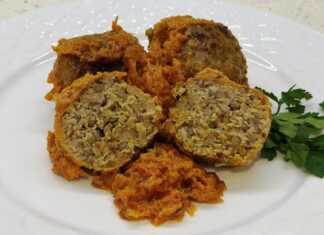 Κεφτεδάκια με φαγόπυρο σε σάλτσα ντομάτα και κρέμα γάλακτος Τα κεφτεδάκια είναι ένα πολύ δημοφιλές πιάτο στο οικογενειακό μενού. Τις περισσότερες φορές, τα κεφτεδάκια φτιάχνονται με ρύζι, αλλά δεν είναι λιγότερο νόστιμα με πλιγούρι φαγόπυρου! Τα κεφτεδάκια με φαγόπυρο είναι πολύ τρυφερά, εξίσου νόστιμα, με σχεδόν οποιαδήποτε σάλτσα.  Υλικά 800 γρ κιλά κιμάς 150 γρ πλιγούρι φαγόπυρου 1 αυγό 150 γραμμάρια κρεμμύδι 2-3 σκελίδες σκόρδο (10 γρ.) 2 κσ λιωμένο βούτυρο 2 κσ σπιτική μαγιονέζα αλάτι αλεσμένο μαύρο πιπέρι για γεύση αλεύρι φυτικό λάδι Σάλτσα: 150-200 γρ. καρότο 150-170 γρ. κρεμμύδι 2 σκελίδες σκόρδο 250 γρ. σάλτσα ντομάτας 150 γρ. κρέμα γάλακτος 100 ml. νερό 1 κουτ ζάχαρη αλάτι για γεύση αλεσμένο πιπέρι για γεύση αποξηραμένα βότανα 1 δάφνη φυτικό λάδι Εκτέλεση Πλένουμε και βράζουμε τα πλιγούρια φαγόπυρου σε αλατισμένο νερό μέχρι να μισοβράσει. Στραγγιξτε σε ένα σουρωτήρι. Ριξτε το κιμά, το κρεμμύδι, το σκόρδο λιωμένο. Προσθέστε βρασμένο φαγόπυρο, βούτυρο, σπιτική μαγιονέζα, αυγό, αλάτι, πιπέρι. Ανακατεύουμε τα πάντα και ζυμώνουμε καλά για 5-7 λεπτά. Βρέχουμε τα χέρια μας σε νερό και σχηματίζουμε κεφτεδάκια (έχω 70 γρ. το καθένα). Ρίχνουμε λάδι στο τηγάνι, το ζεσταίνουμε καλά. Πανάρουμε καλά τους κεφτέδες σε αλεύρι, τους δίνουμε όμορφο στρογγυλό σχήμα και τους βάζουμε στο ταψί. Τηγανίζουμε και από τις δύο πλευρές μέχρι να ροδίσουν. Το βάζουμε σε ένα τηγάνι με χοντρό πάτο Ετοιμάζουμε τη σάλτσα. Καθαρίστε τα λαχανικά. Ψιλοκόβουμε το κρεμμύδι, τρίβουμε τα καρότα στον ψιλο τρίφτη (μου αρέσουν πολλά καρότα), ψιλοκόβουμε το σκόρδο. Ρίχνουμε τα ψιλοκομμένα λαχανικά σε ένα ζεστό τηγάνι με λάδι και τα τηγανίζουμε μέχρι να ροδίσουν. Ανακατεύουμε τη σάλτσα, την κρέμα γάλακτος, το νερό και περιχύνουμε τα λαχανικά Προσθέστε μπαχαρικά, προσαρμόστε τα στη γεύση σας. Αφήνουμε να πάρει μια βράση και περιχύνουμε τους κεφτέδες, σκεπάζουμε με ένα καπάκι και αφού βράσουν, σιγοβράζουμε σε χαμηλή φωτιά για 25-30 λεπτά. Η συνταγή είναι προσαρμοσμένη στα γούστα της οικογένειάς μου!!! Νόστιμο!