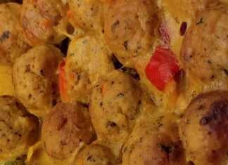 Πιάτο με ροδοκόκκινα κεφτεδάκια κοτόπουλου φούρνου περιχυμένα με χρυσαφένια σάλτσα μουστάρδας, γαρνιρισμένα με ψιλοκομμένες πιπεριές.