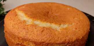 Ενα ολόκληρο αφράτο κέικ γιαουρτιού σε ένα πιάτο.