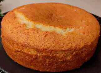 Ενα ολόκληρο αφράτο κέικ γιαουρτιού σε ένα πιάτο.